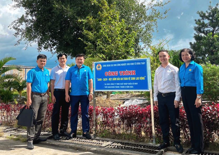 Delegates performed the ceremony of attaching construction signs to celebrate the 95th anniversary of the Vietnam Trade Union. Photo: Thanh Nhan