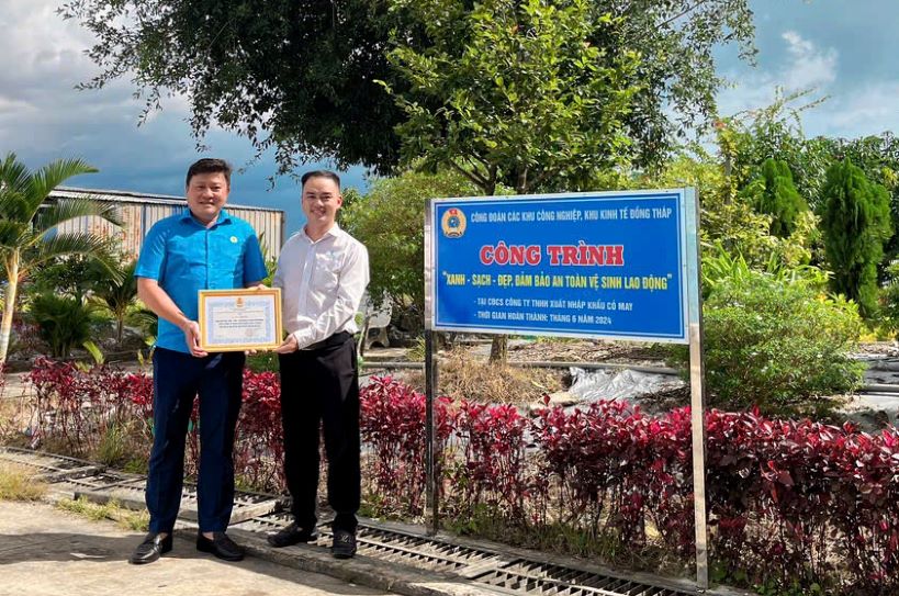 Mr. Nguyen Thanh Nhan - Chairman of the Trade Union of Industrial Parks and Dong Thap Economic Zone, awarded the decision to recognize the project to celebrate the 95th anniversary of the Vietnam Trade Union. Photo: Thanh Nhan