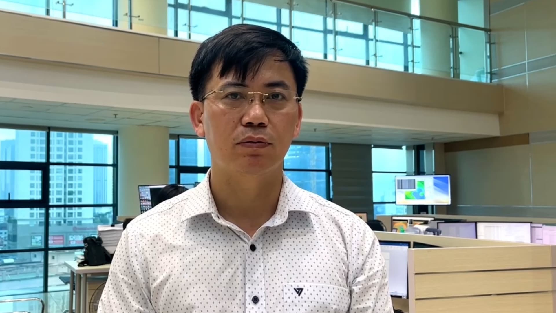 Mr. Nguyen Van Huong - Head of Weather Forecasting Department, National Center for Hydrometeorological Forecasting analyzed the causes of heavy rain in the North. Photo: An An