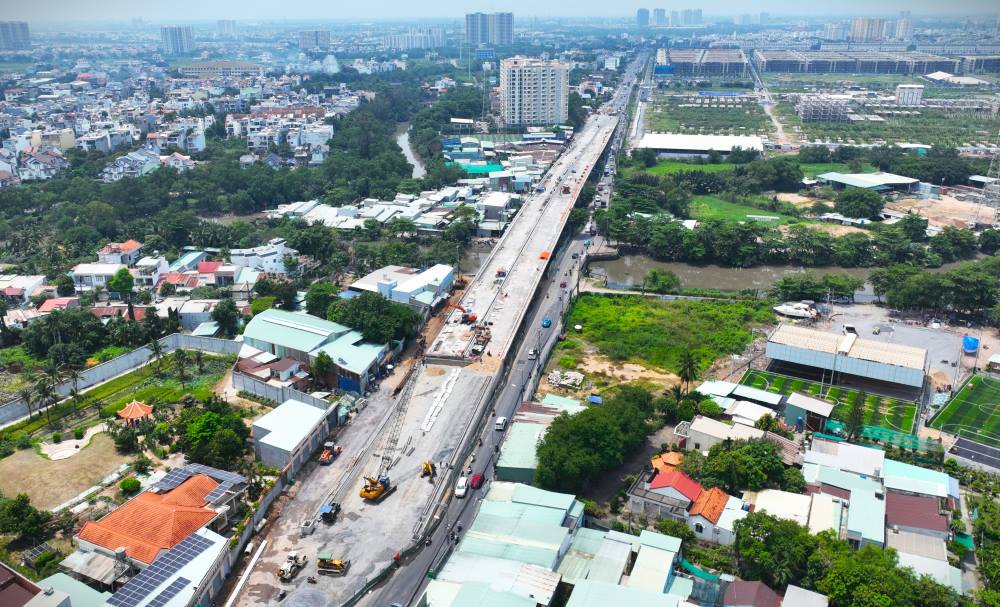 Cầu trăm tỉ "giải cứu" ùn tắc khu Đông TPHCM sắp thông xe.