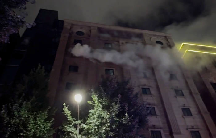 Hỏa hoạn và khói bốc lên từ khách sạn ở Bucheon, tỉnh Kyunggi. Ảnh: Yonhap News