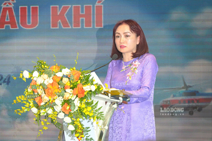 Comrade Nghiem Thuy Lan, Chairman of the Vietnam Petroleum Trade Union, spoke at the program. Photo: Phu Temple