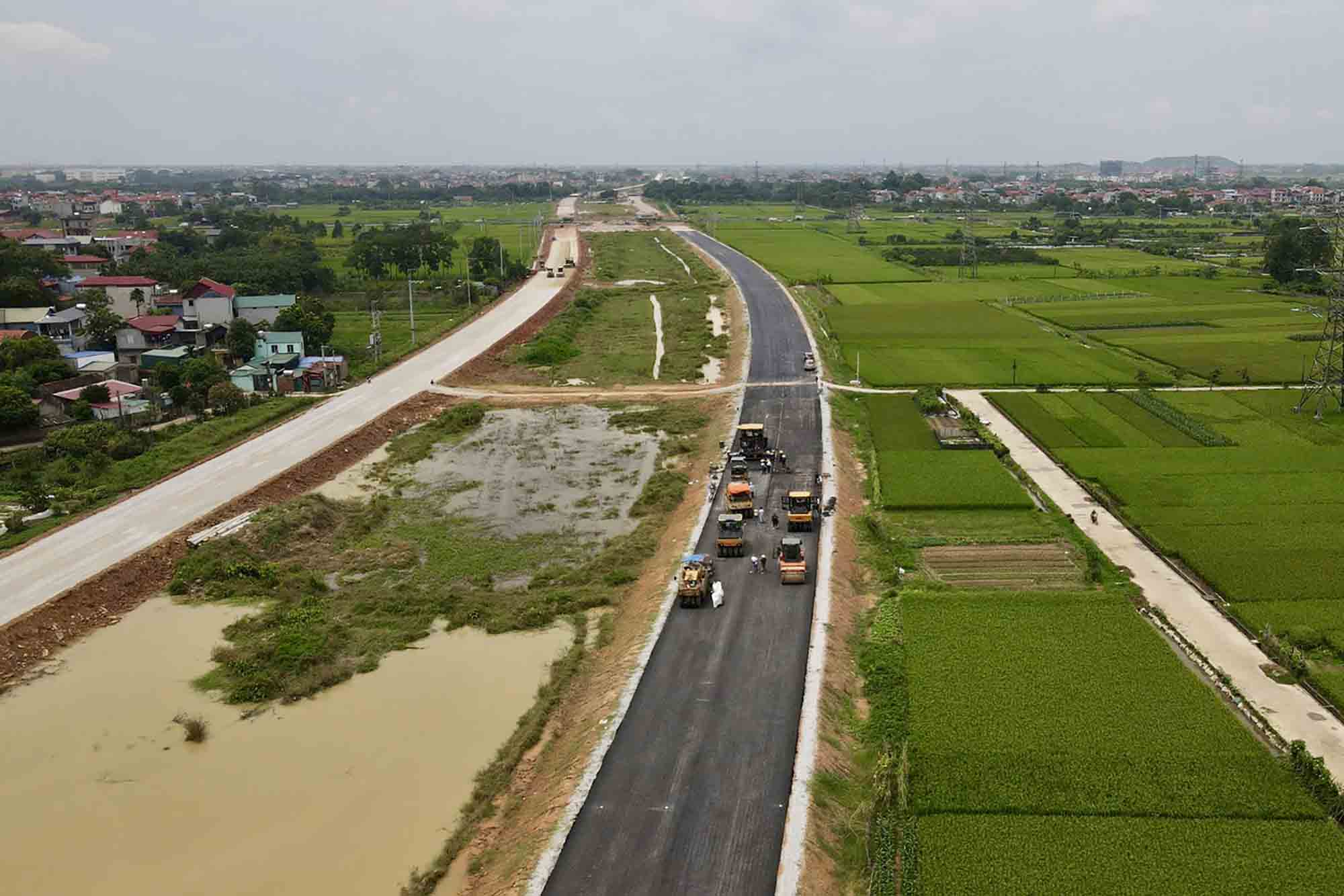 Sau hơn 1 năm triển khai, các nhà thầu thi công tuyến đường Vành đai 4 - Vùng Thủ đô đã cơ bản đắp xong móng, nền đường và đang thảm bê tông nhựa những km đầu tiên.