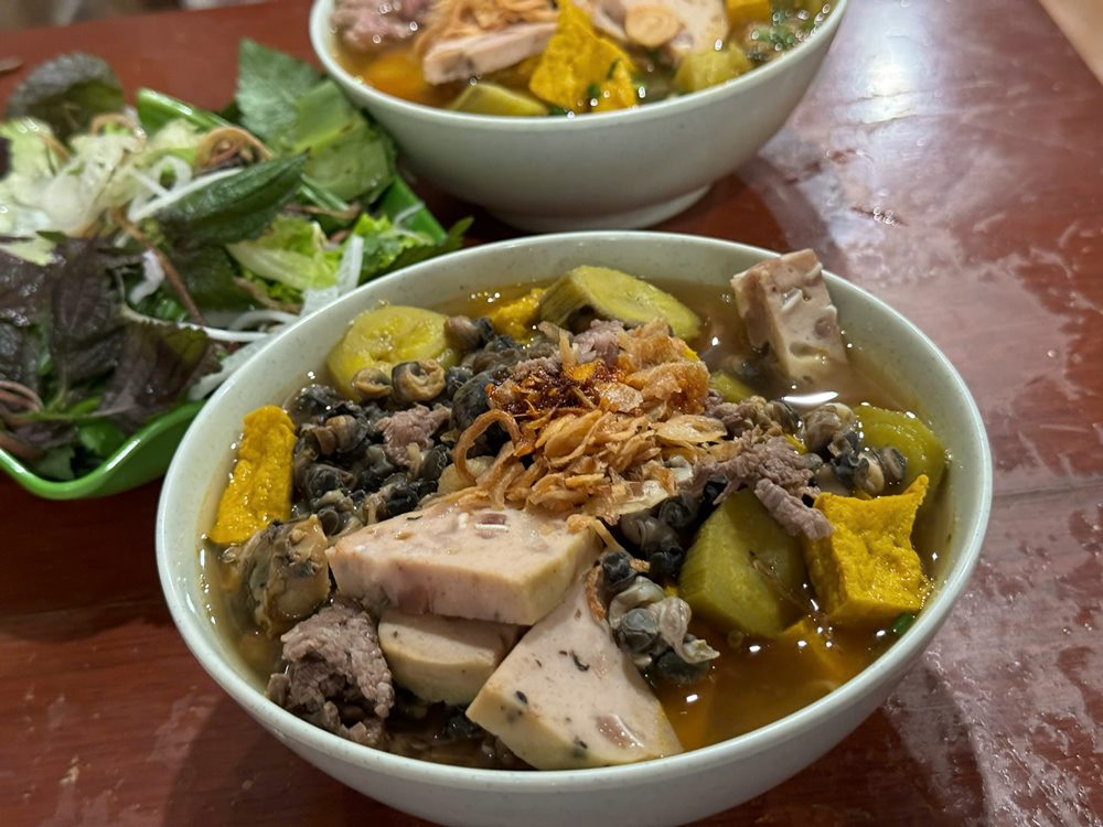 A plump bowl of vermicelli with a mildly sour, vinegary taste suddenly combined with banana and beans to create a very unique taste. Photo: Phuong Anh