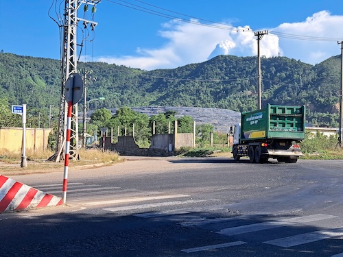 Bãi rác Khánh Sơn (quận Liên Chiểu, TP Đà Nẵng) bốc mùi hôi vào khu dân cư xung quanh. Ảnh: Nguyễn Linh