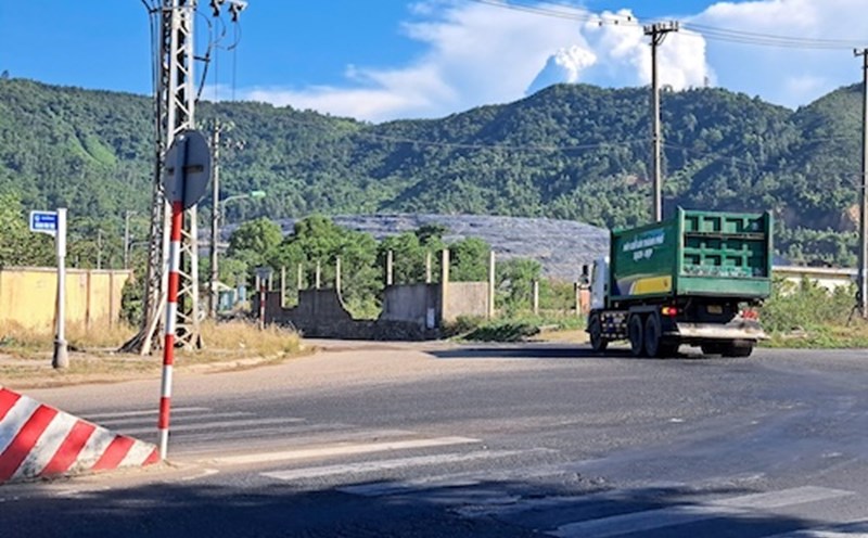 Bãi rác Khánh Sơn (quận Liên Chiểu, TP Đà Nẵng) bốc mùi hôi vào khu dân cư xung quanh. Ảnh: Nguyễn Linh