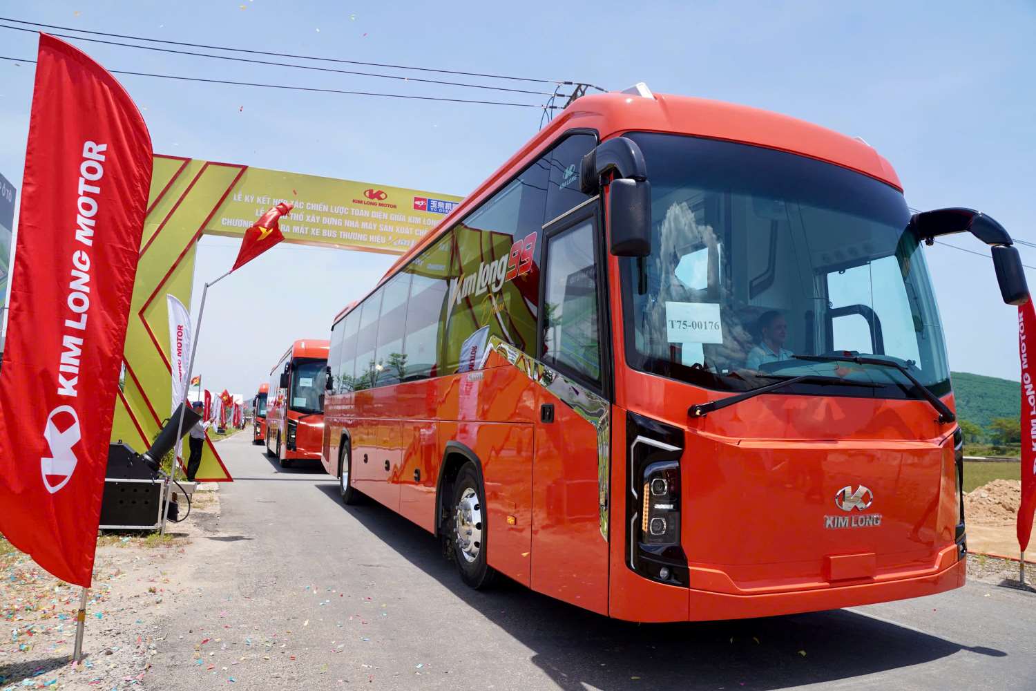 Những chiếc xe bus giường nằm Kimlong 99 đầu tiên được bàn giao. Ảnh: Chí Hùng