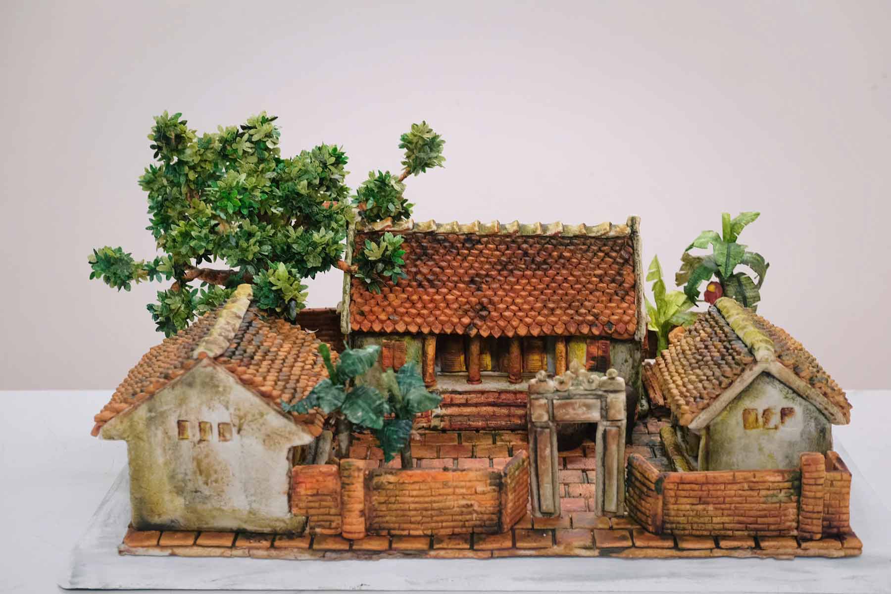 Chiếc bánh trung thu tái hiện căn nhà cổ tại làng quê Bắc Bộ. Ảnh: Nhân vật cung cấp