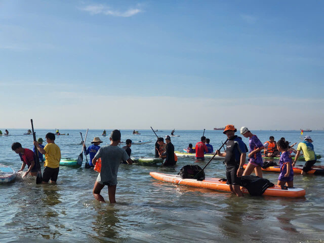 Among them, 70 volunteers participated in scuba diving to pick up trash. Photo: Mai Huong