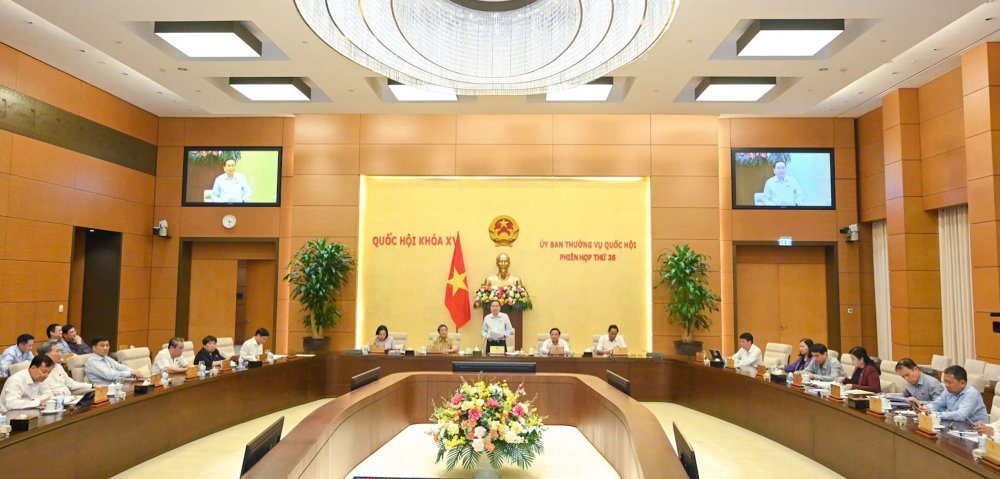 At Session 36, the National Assembly Standing Committee passed a Resolution on the highest military rank for positions and titles of officers being general of the Ministry of National Defense. Photo: Ho Long