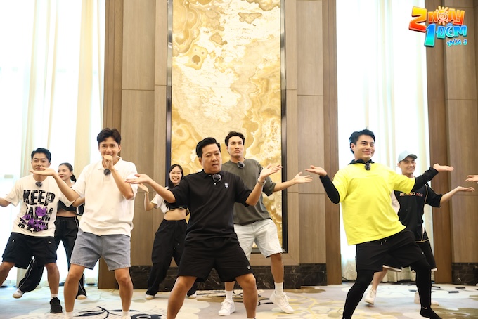 "2 Days 1 Night" members practice performing in front of the audience. Photo: Dong Tay.