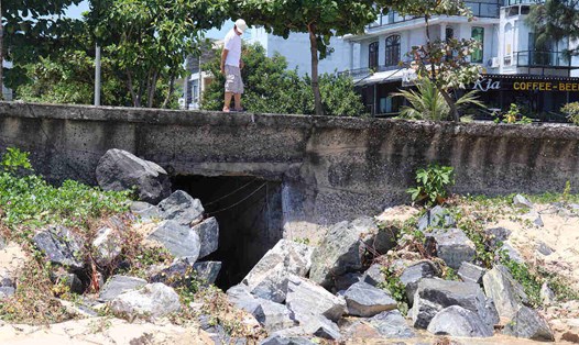 Nước thải đổ trực tiếp ra bãi biển. Ảnh: Linh Hương