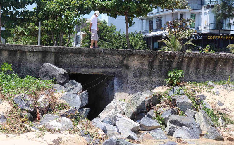 Nước thải đổ trực tiếp ra bãi biển. Ảnh: Linh Hương