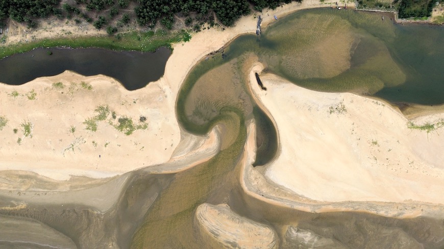 Cửa sông Lý Hòa bồi lấp khiến nhiều tàu cá khó khăn trong việc đậu đỗ. Ảnh: Công Sáng