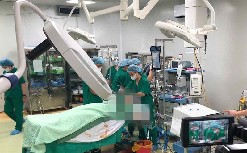 Các bác sĩ tiến hành phẫu thuật lấy tạng từ người hiến tạng chết não. Ảnh: BVCC