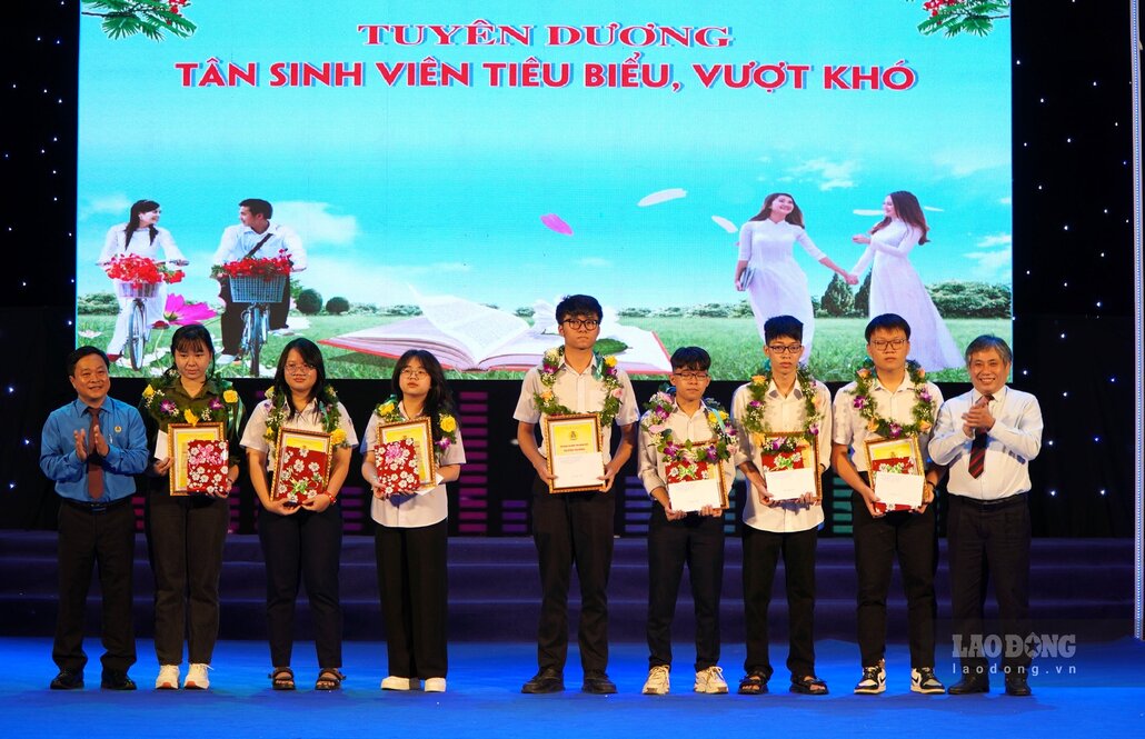 Mr. Lu Ngoc Binh - Head of the Provincial Party Committee's Organization Committee (far right) and Mr. Nguyen Phuc Nhan - Chairman of the Provincial Labor Federation presented gifts and praised outstanding new students who overcame difficulties. Photo: Vien Nguyen