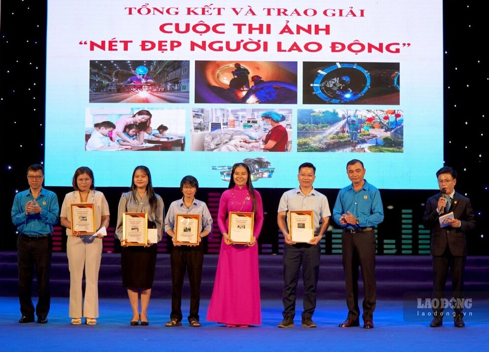 The organizing committee awarded prizes to individuals with excellent works in the photo contest "Beauty of workers". Photo: Vien Nguyen