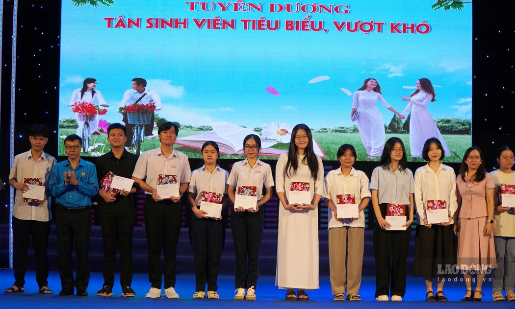 Mr. Vu Hoai Phuong - Vice Chairman of the Provincial Labor Federation (2nd from left) presented gifts and praised outstanding new students who overcame difficulties. Photo: Vien Nguyen