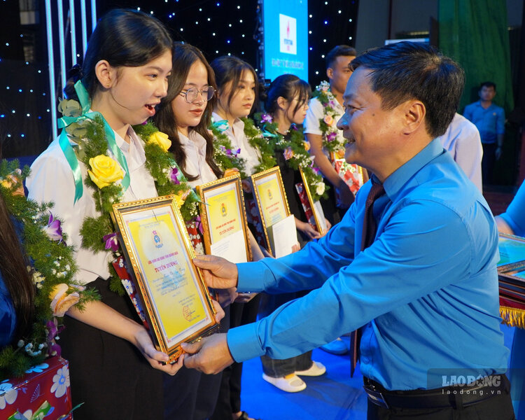 Ông Nguyễn Phúc Nhân - Chủ tịch LĐLĐ tỉnh Quảng Ngãi tặng quà, tuyên dương tân sinh viên có thành tích tiêu biểu, suất sắc trong học tập. Ảnh: Viên Nguyễn