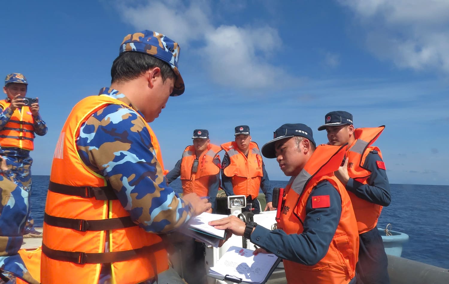 Sailors of Hai Canh Vessel 4110 and representatives of Vessel 952 signed and exchanged documents handing over fishermen in distress in Hoang Sa waters. Photo: Hoang Trieu