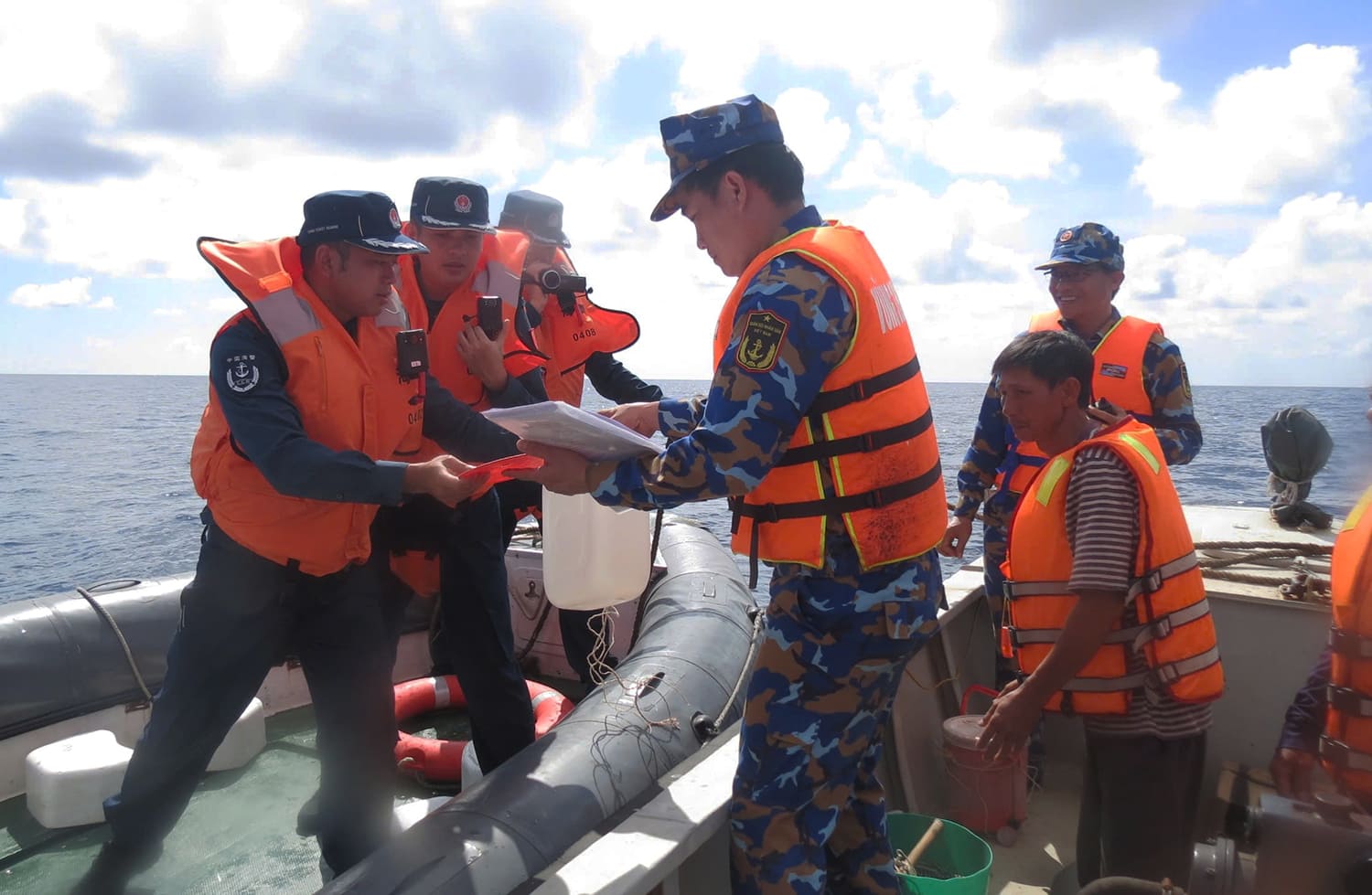 Tàu Hải cảnh 4110 của Hải quân Trung Quốc bàn giao hai ngư dân bị nạn cho Tàu 952, Hải đội 311, Lữ đoàn 161, Vùng 3 Hải quân Việt Nam. Ảnh: Hoàng Triệu
