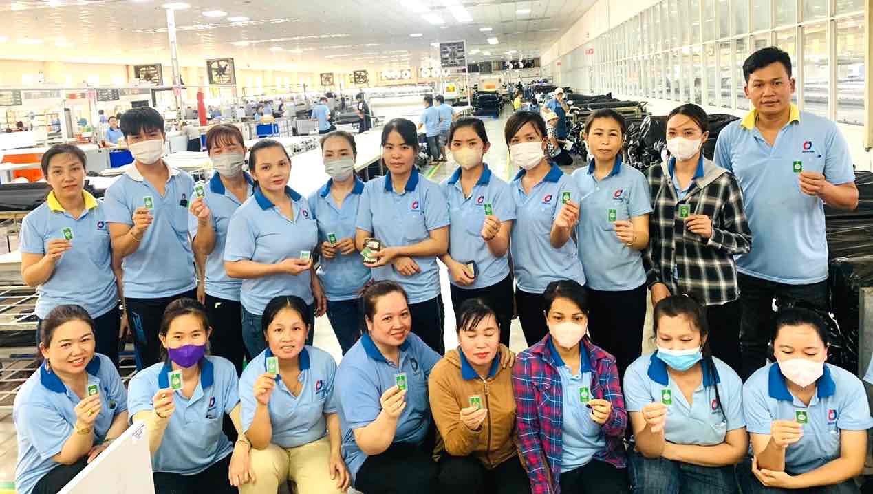 Công nhân Công ty TNHH ProWell Việt Nam được tặng vàng tri ân. Ảnh: Công ty TNHH ProWell Việt Nam
