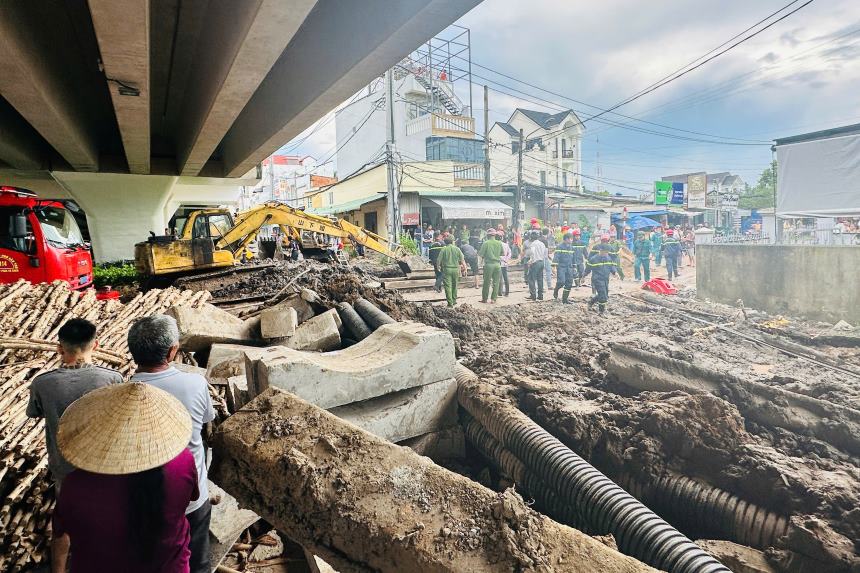 Chân cầu Trần Hoàng Na - nơi xảy ra sự cố. Ảnh: Tạ Quang