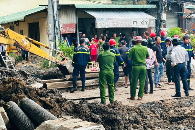 Lực lượng chức năng tích cực tìm kiếm các nạn nhân vào ngày 23.8. Ảnh: Tạ Quang