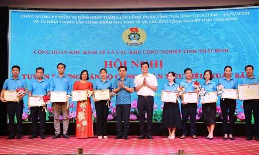 Lãnh đạo LĐLĐ tỉnh Thái Bình và Ban quản lý Khu kinh tế và các khu công nghiệp tỉnh trao kỷ niệm chương "Vì sự nghiệp xây dựng tổ chức Công đoàn" cho các cá nhân. Ảnh: Bá Mạnh