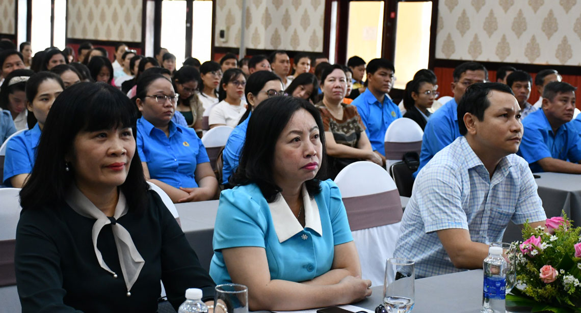 Phó Chủ tịch Thái Thu Xương (giữa) tại Diễn đàn phòng ngừa, giảm thiểu lao động trẻ em. Ảnh: Xuân Nhàn. 