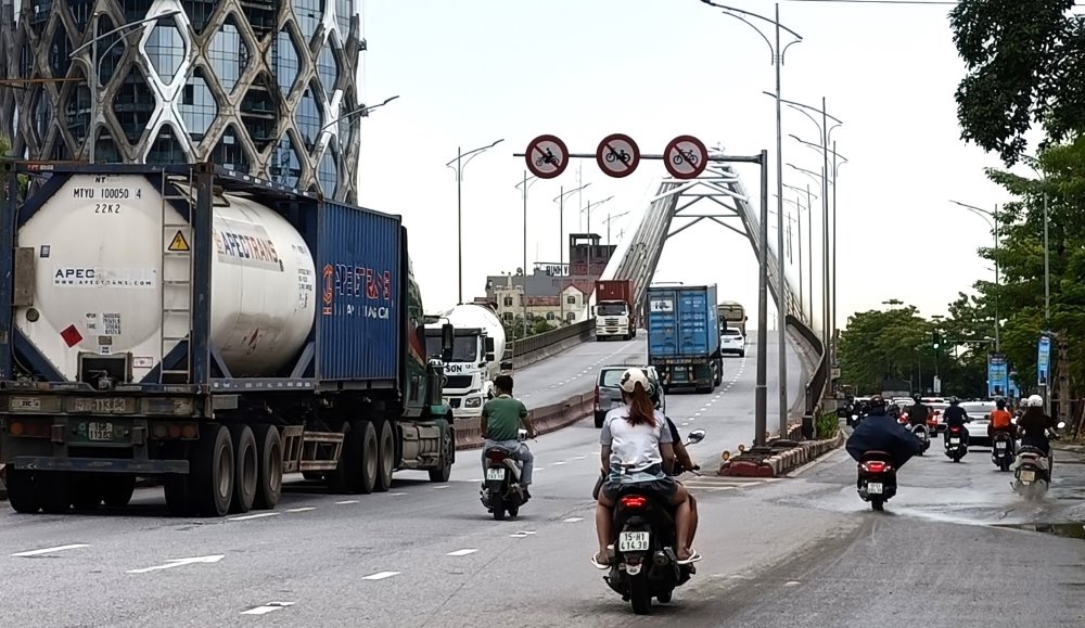 Tài xế không đội mũ bảo hiểm, phi xe máy lên cầu vượt cho ô tô. Hình ảnh ghi nhận 8h ngày 24.8 tại cầu vượt Lê Hồng Phong - Nguyễn Bỉnh Khiêm. Ảnh: Hoàng Khôi