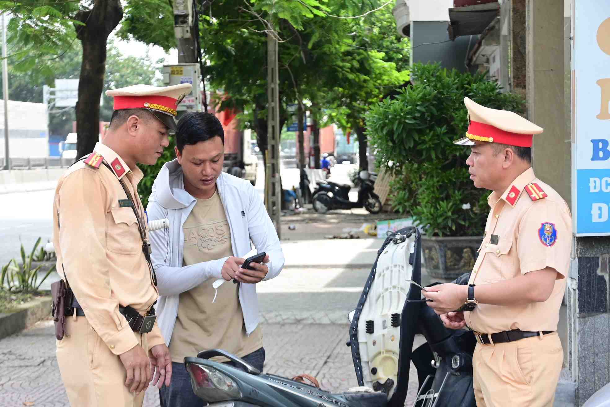 Một trường hợp điều khiển mô tô lên cầu vượt khác mức Lê Hồng Phong - Nguyễn Bỉnh Khiêm bị xử lý. Ảnh: Đội CSGT số 1