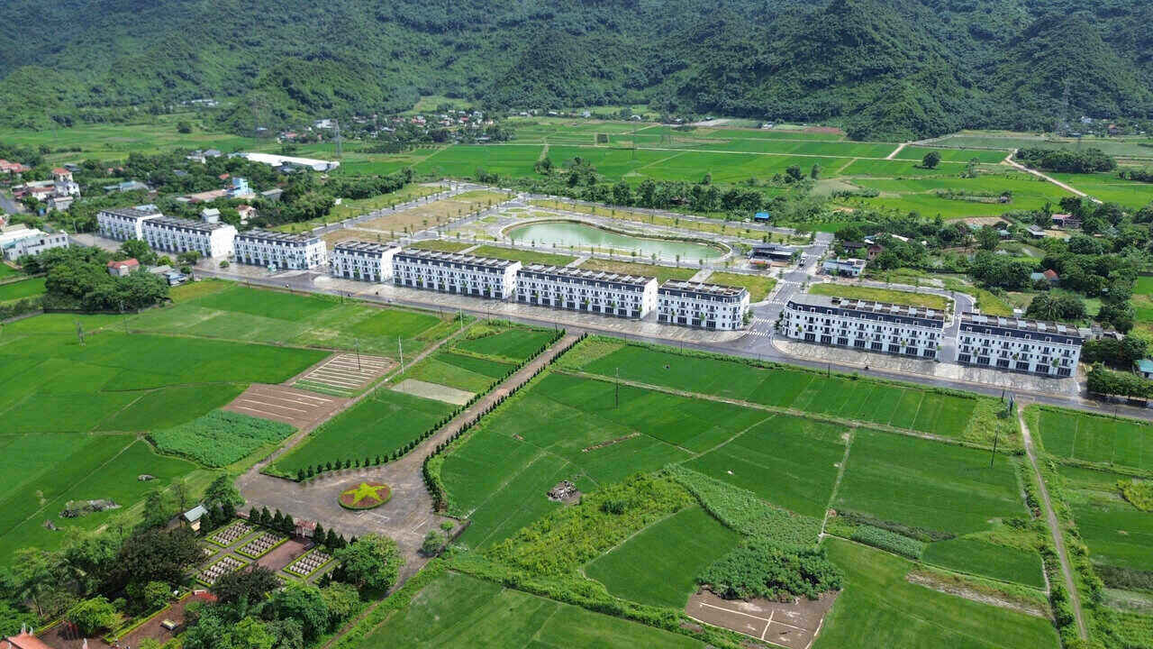 GREEN BAY Yen Thuy urban area project, Hoa Binh City, with hundreds of abandoned villas. Photo: Dang Tinh