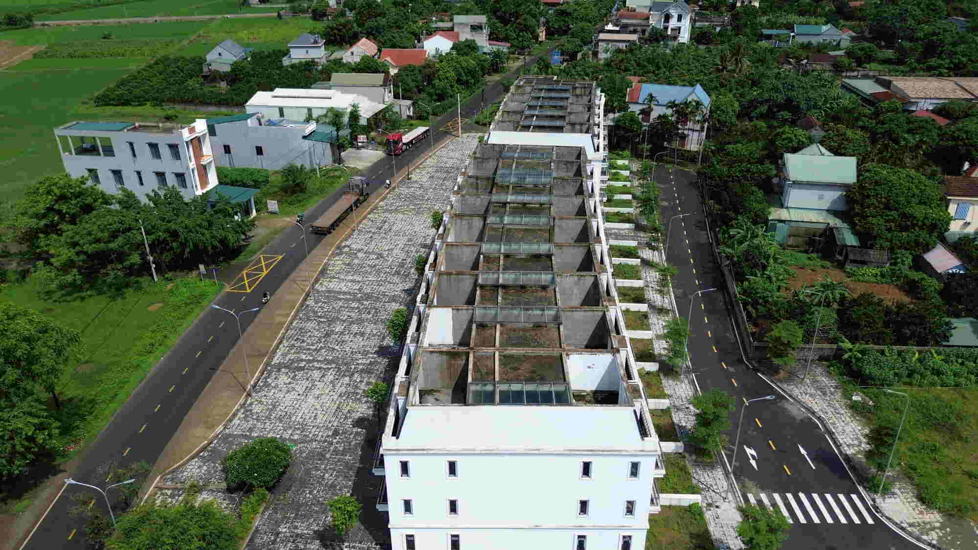 The villas have no signs of people living there.