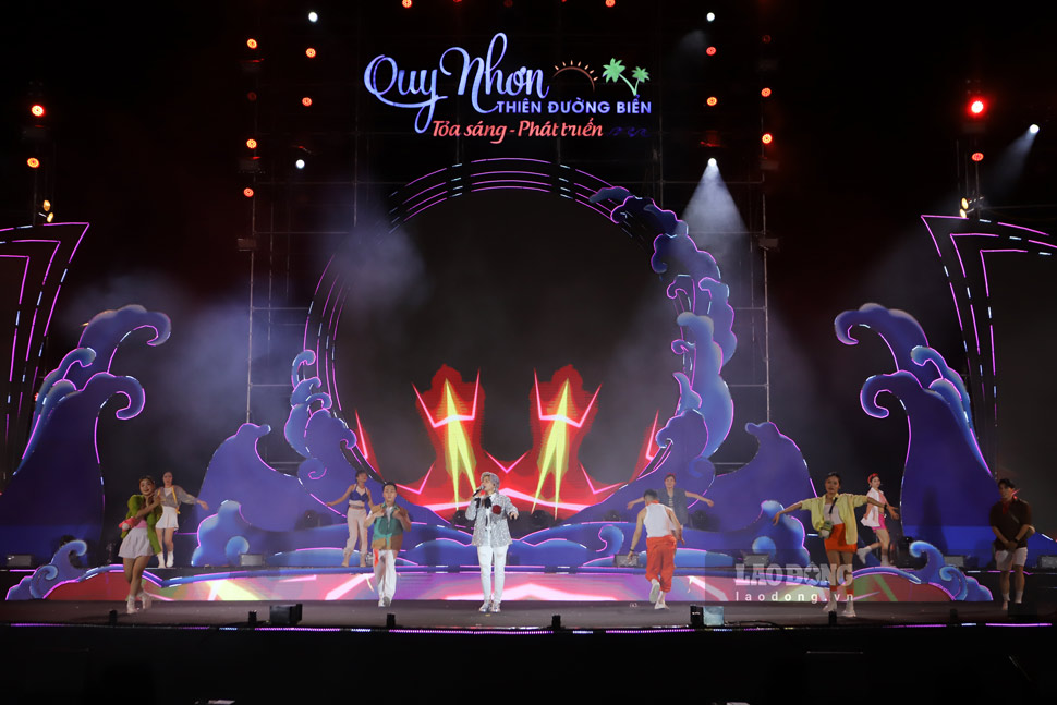 Art performance in the 2024 Summer Tourism Opening Program with the theme "Quy Nhon - Sea paradise - Shining development". Photo: Hoai Phuong