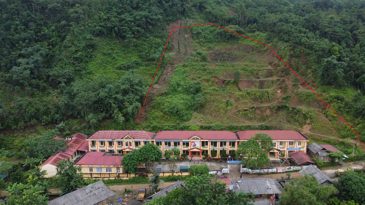 Điểm Trường Tiểu học và THCS Hồng Ca 2, thôn Hồng Lâu, xã Hồng Ca, Huyện Trấn Yên, Yên Bái xuất hiện các vết nứt rộng. Ảnh: Trần Bùi