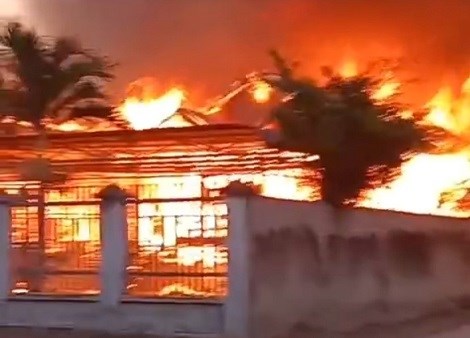 Con gái nấu ăn bằng bếp củi làm xảy ra hỏa hoạn ở nhà sàn.  Hình minh họa: Thanh Tuấn 