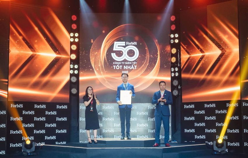 Ông Alan Koo - Phó Tổng Giám đốc phụ trách Kế toán, Tài chính và Hỗ trợ nhận giải thưởng của Forbes 50. Ảnh: SABECO