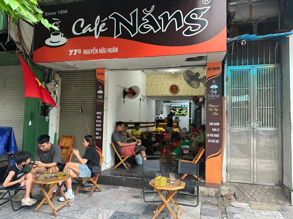 Cà phê Năng phố Nguyễn Hữu Huân. Ảnh: Phương Anh