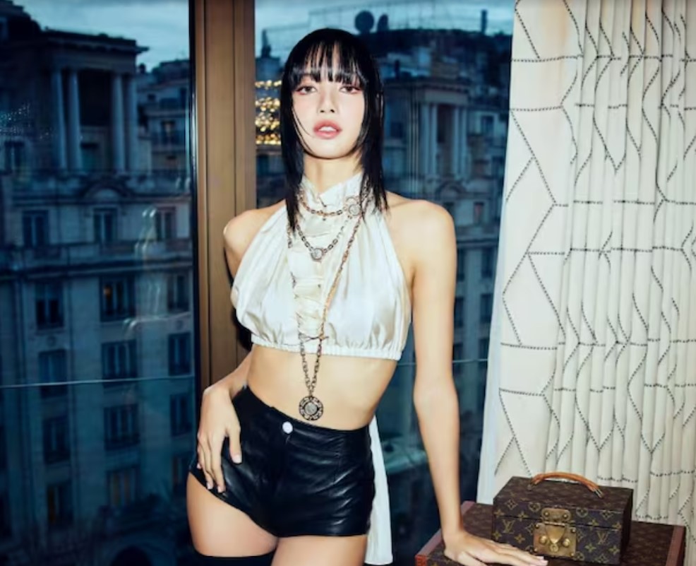 Lisa (BLACKPINK) khoe bờ vai thon gọn khi phối đồ với áo cổ yếm và quần shorts ngắn. Ảnh: Xinhua