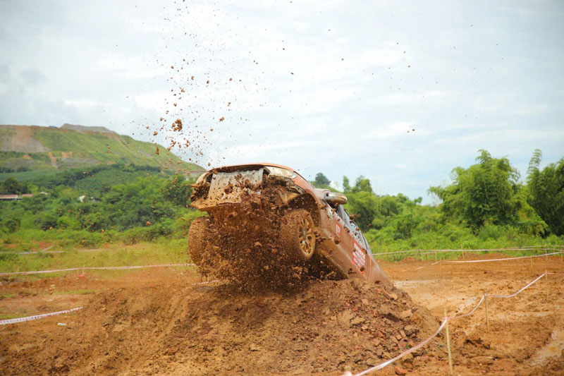 Cuối tuần xem giải đua xe ôtô địa hình kịch tính ở Lào Cai