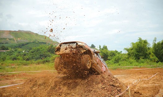 Các đội trình diễn kỹ năng lái xe vượt địa hình kịch tính, hấp dẫn. Ảnh: Nguyễn Hải