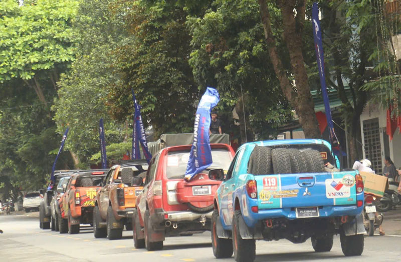 The motorcade parades before the opening hour of the race. Photo: Nguyen Hai  