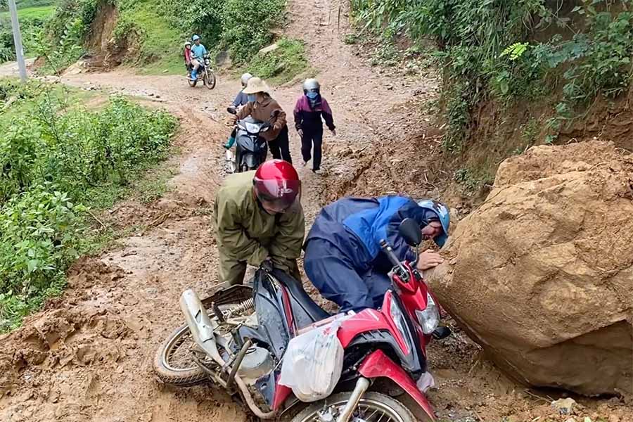 Thử thách, hiểm nguy trên những con đường đến trường ở vùng cao tỉnh Điện Biên trong mùa mưa lũ ngay trước thềm năm học mới. Ảnh: QVĐ