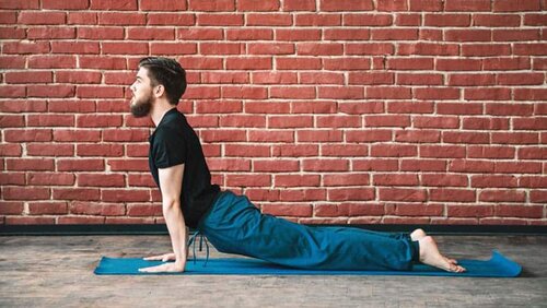 Bhujangasana là một trong những bài tập Yoga giúp giãn xương cốt, xả stress hiệu quả. Ảnh: Pixabay