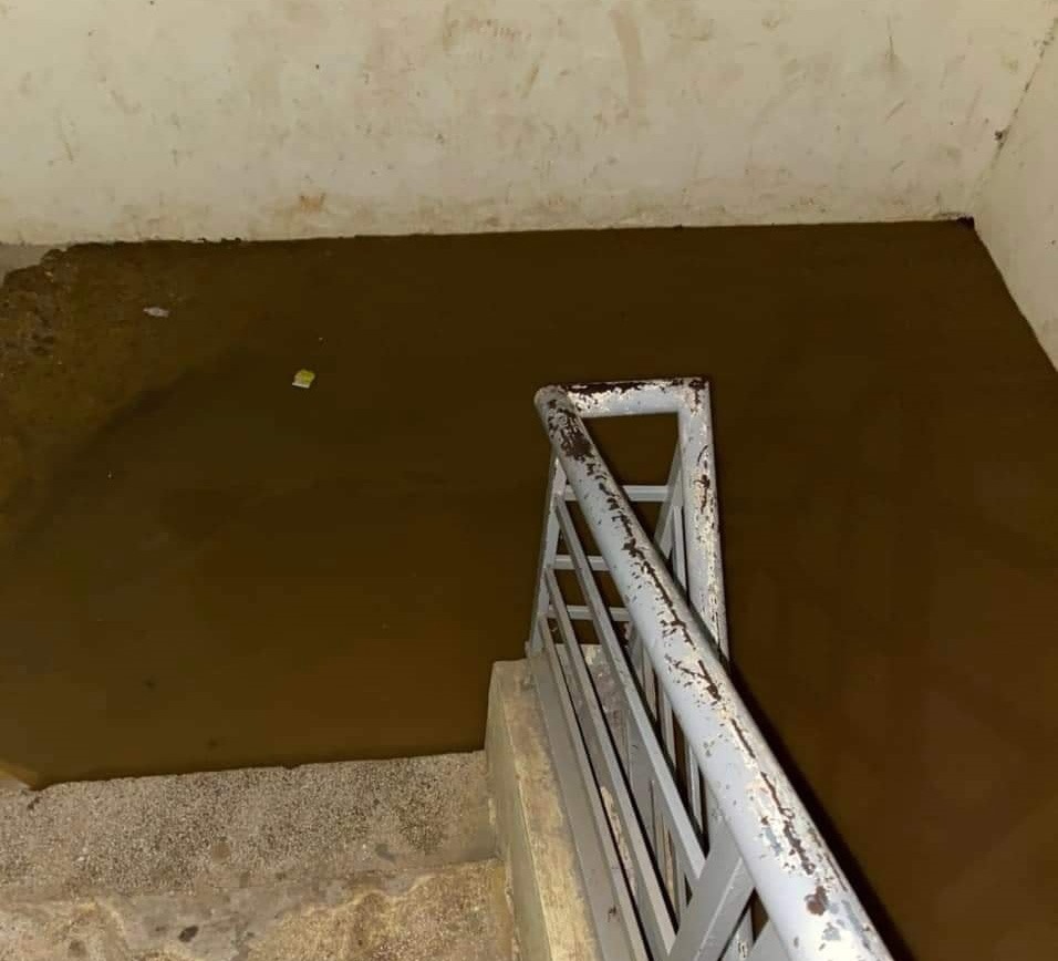 When it rains heavily, floodwaters flood the 2nd floor of the 3-story house at Ta Khoa Secondary School. Photo: DVCC