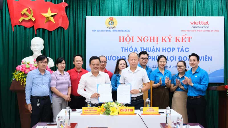 LĐLĐ thành phố Đà Nẵng ký kết thỏa thuận hợp tác với Chi nhánh Công trình Viettel Đà Nẵng trong Chương trình “Phúc lợi cho đoàn viên Công đoàn”. Ảnh: Trà Vân