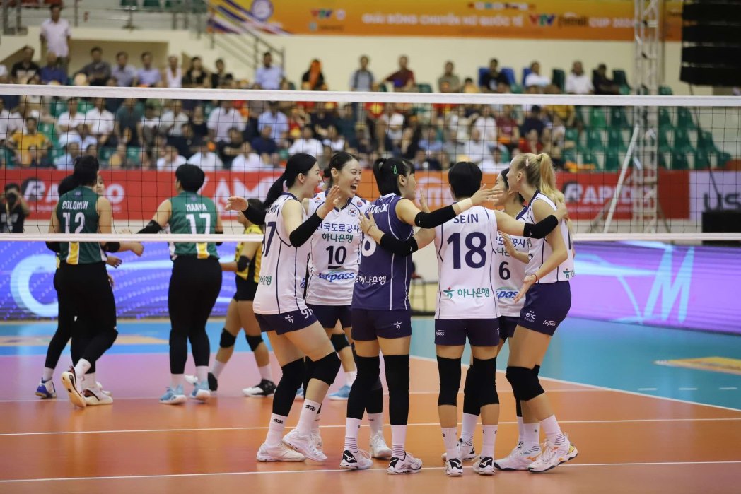 Đại diện Hàn Quốc giành chiến thắng thuyết phục với tỉ số 3-0 (25-17, 25-20, 25-15).