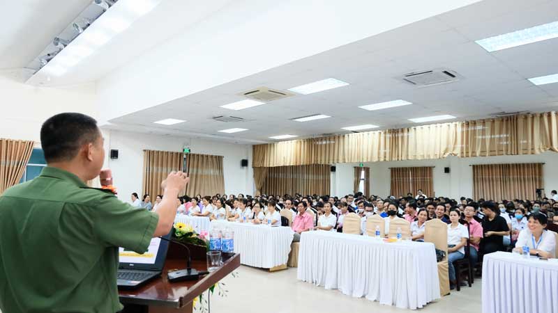 LĐLĐ thành phố Đà Nẵng tổ chức tuyên truyền, phổ biến pháp luật cho đoàn viên, công nhân lao động tại Công ty Cổ phần Dệt may 29/3. Ảnh: Trà Vân