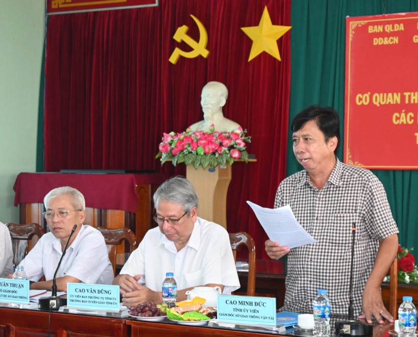 Mr. Cao Minh Duc - Director of the Department of Transport of Ben Tre province (standing on the right). Photo: Thanh Nhan